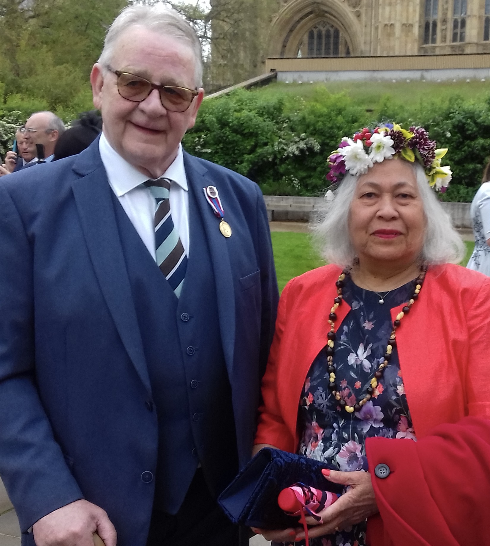 Old Peterite attends Coronation, near Katy Perry, wearing his old school tie!